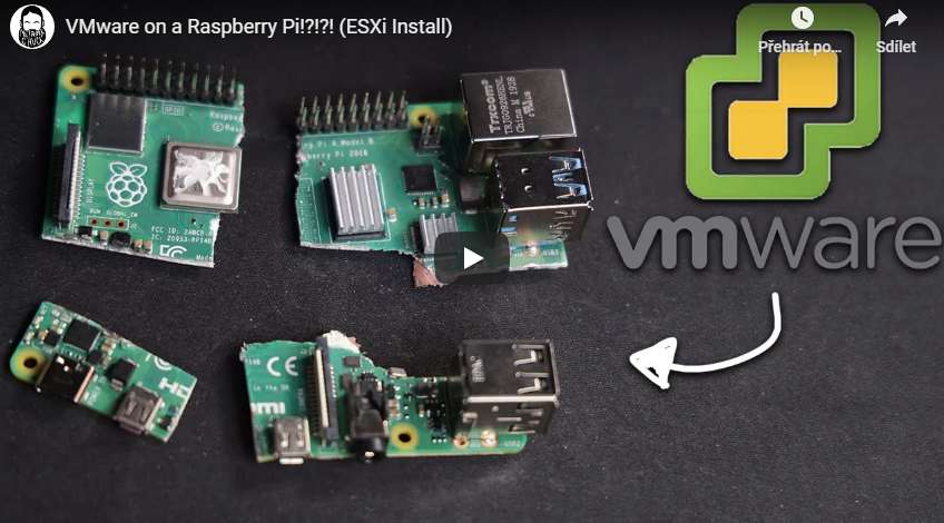 mikropočítač do ruky raspberry pi ve fotce na stole s ukážkou loga vmware