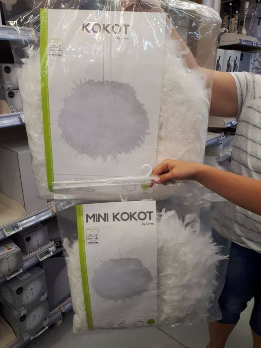 2 produkty bílé chlupaté polštáře s názvem kokot a mini kokot