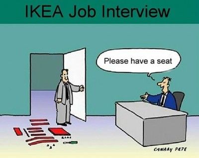 Ikea interview. Muž vstupující na pracovní pohovor vstupuje do místnosti, kde je na zemi rozložená židle na jednotlivé díly a muž sedící za stolem adeptovi na novou práci říká - prosím, posaďte se.